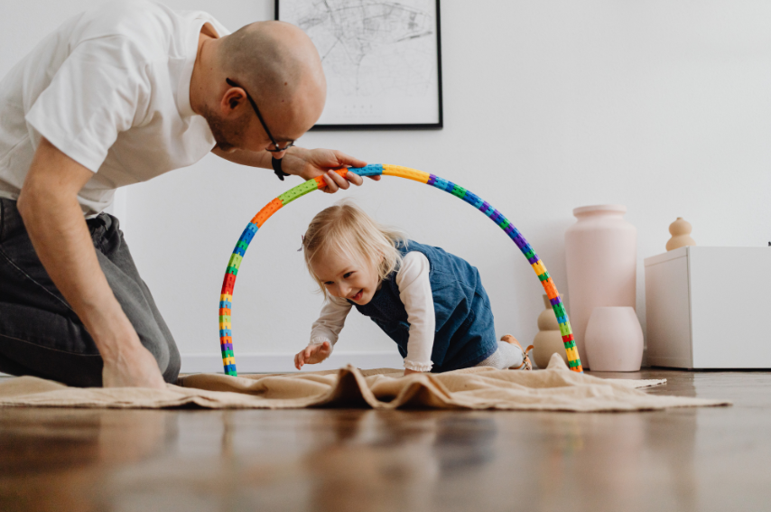 Papa und Kind spielen