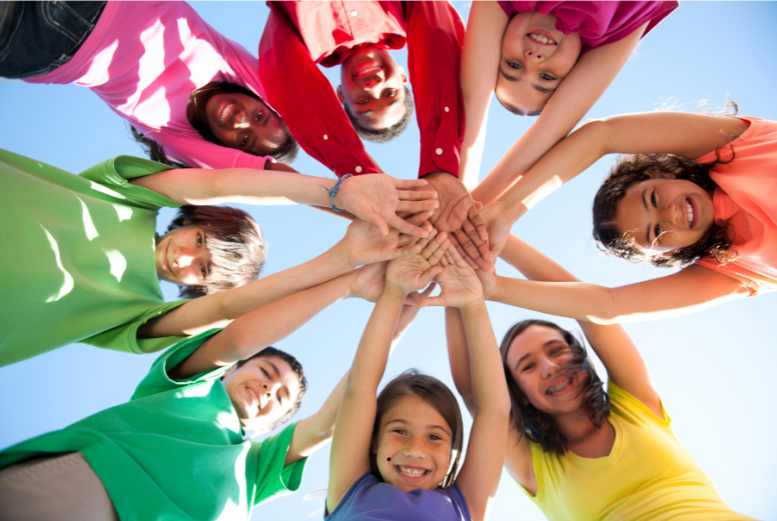 Kinder stehen im Kreis und strecken die Arme aus