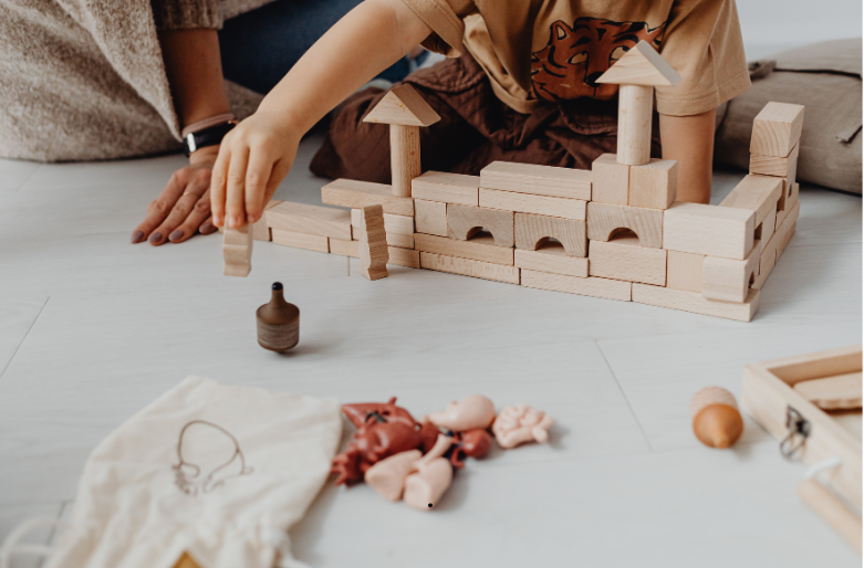 Kind spielt mit Holzspielzeug