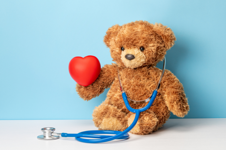 Teddybär mit Herz und Stethoskop