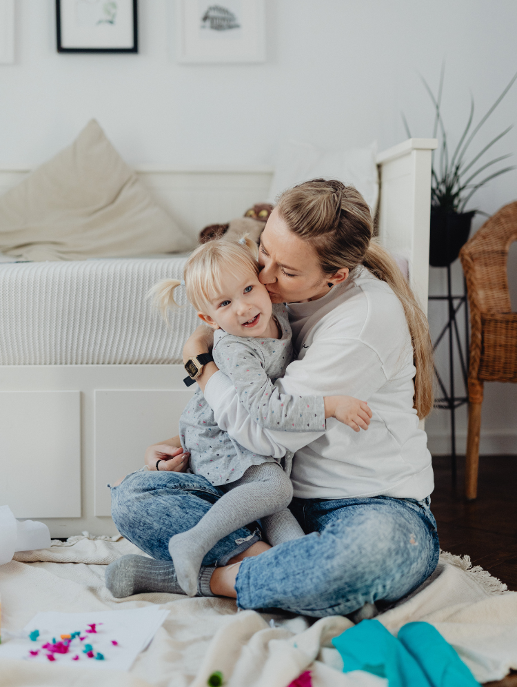 Mutter kuschelt mit Tochter